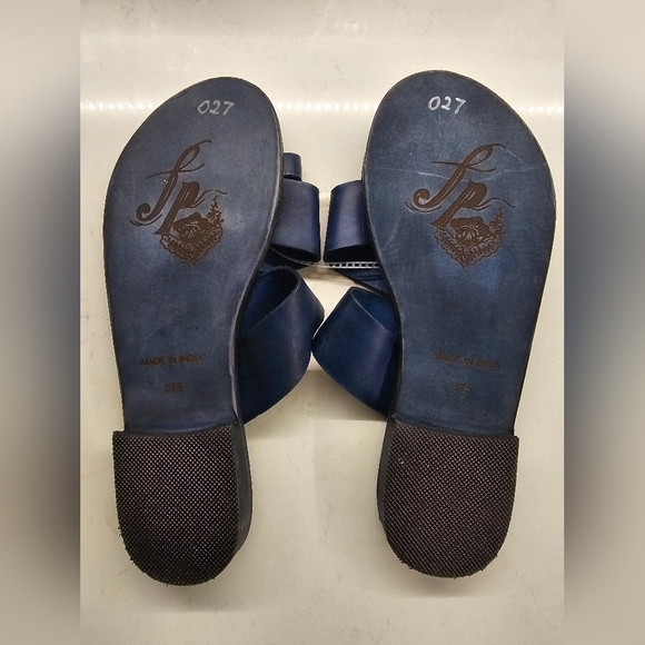 FREE PEOPLE  Abilene Toe Loop Sandal - Picture 2 of 3